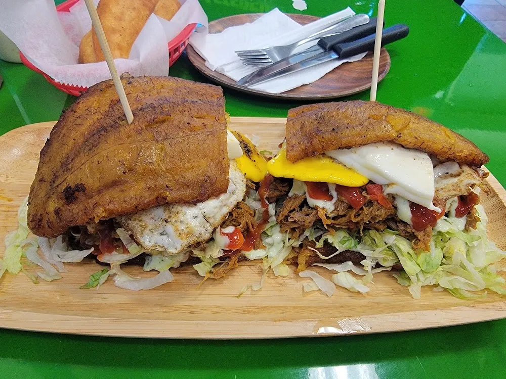 Patacón de Carne Mechada